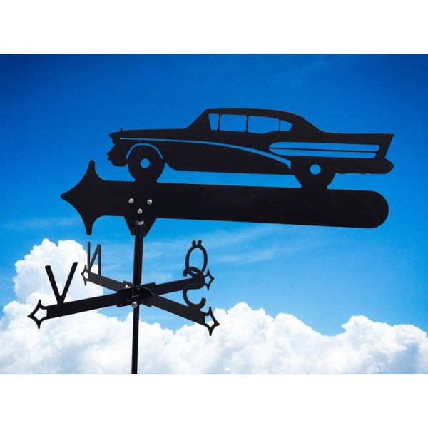 Vindflöjel Buick 1958 på himmels bakgrund.