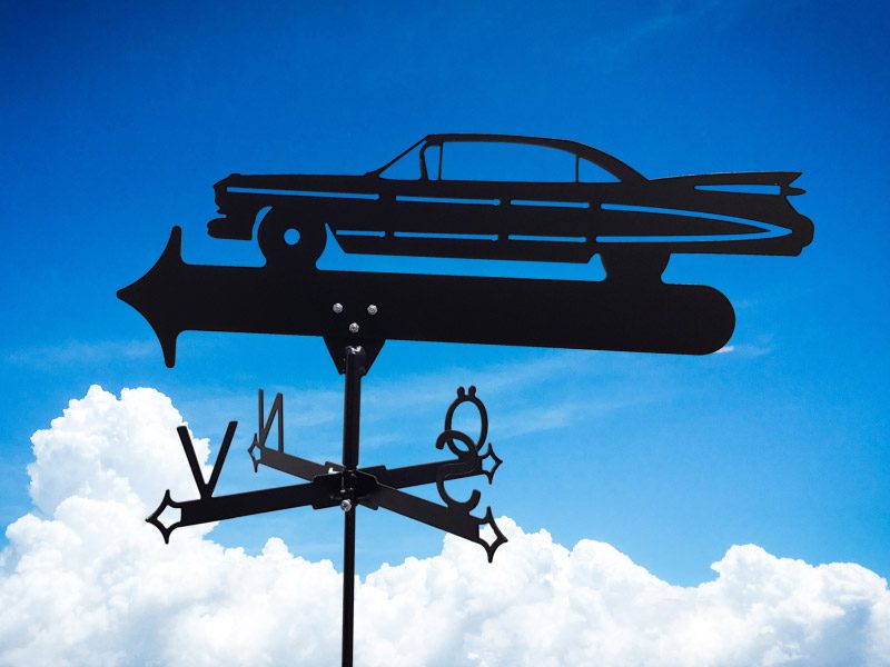 Vindflöjel Cadillac Fleetwood 1959 med himmelsblå bakgrund.
